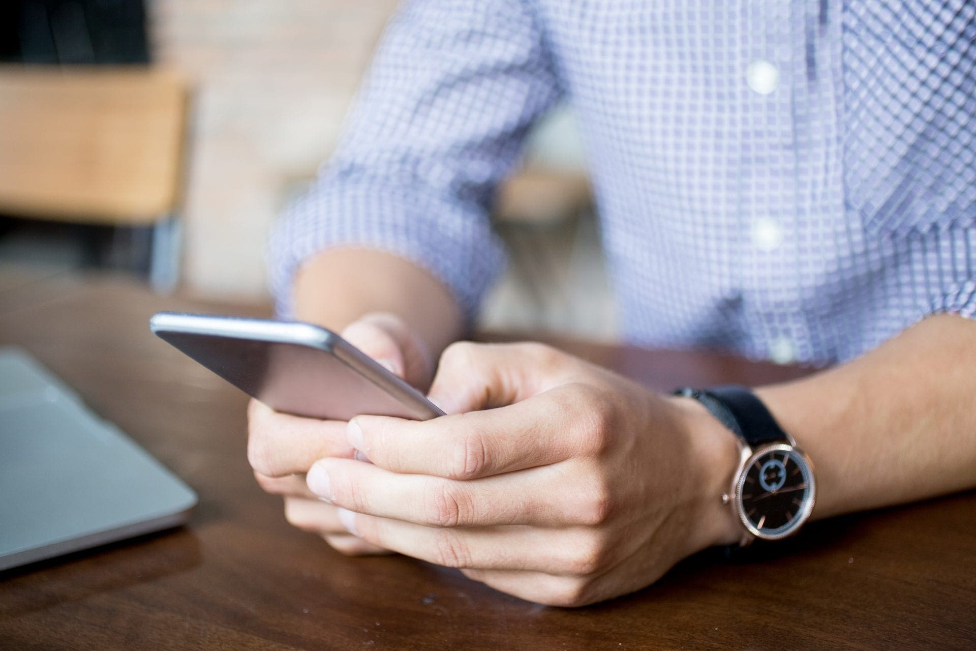 Cropped View of Man Texting on Smartphone เช็คเบอร์ ตรวจสอบการใช้โทรศัพท์